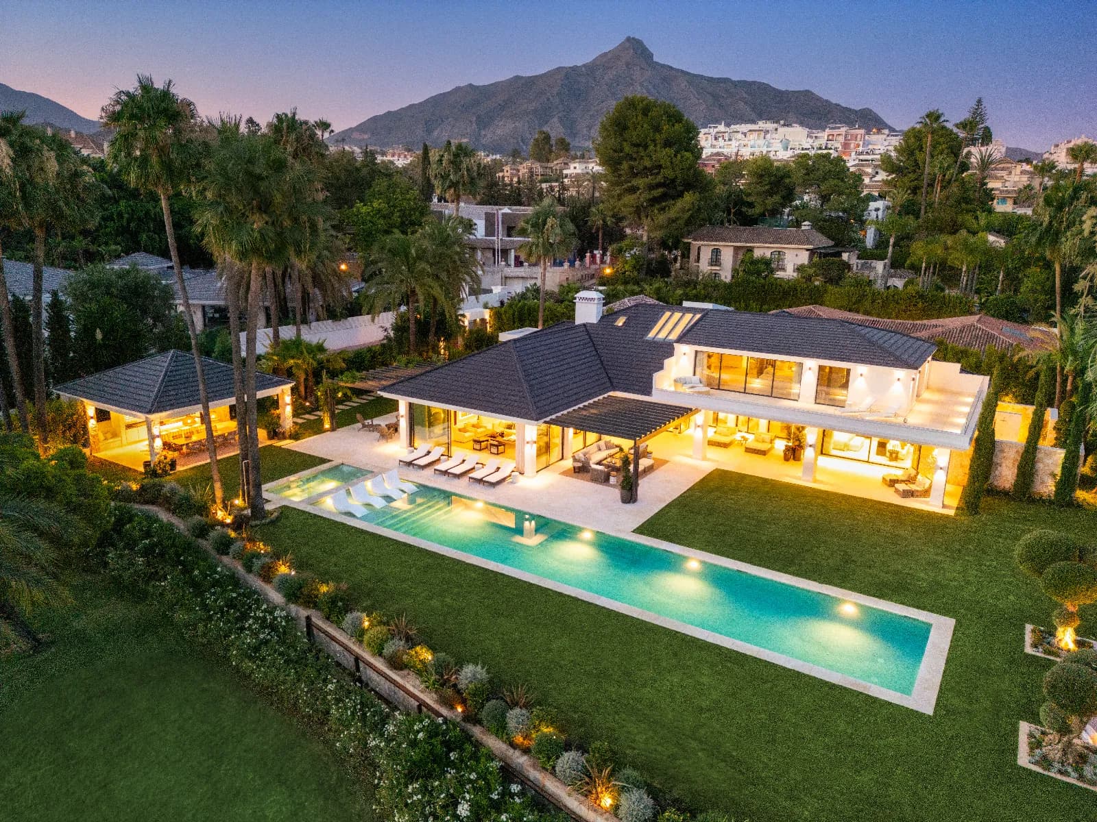 An awe-inspiring frontline golf villa with an unbeatable location in the heart of Nueva Andalucia.